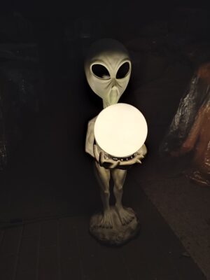 Gartendekofigur beleuchtet, Alien mit Lampe, 97 cm hoch