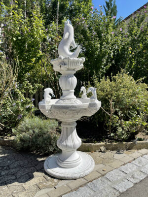 Gartenbrunnen rund aus Beton mit Delphinsujet, 165 cm hoch