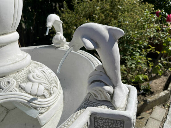 Gartenbrunnen rund aus Beton mit Delphinsujet, 165 cm hoch 7