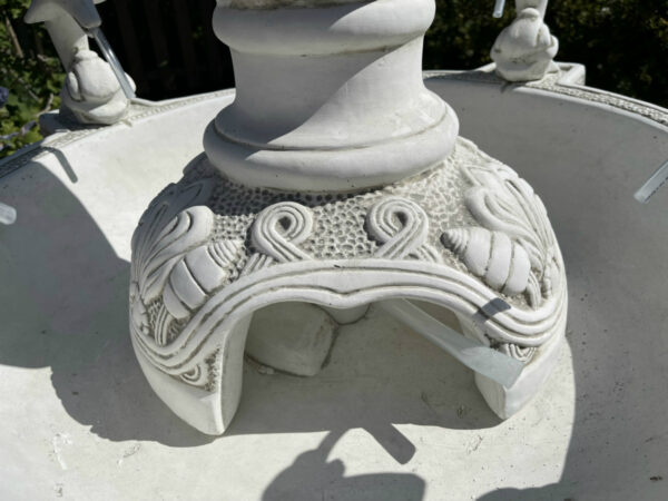 Gartenbrunnen rund aus Beton mit Delphinsujet, 165 cm hoch 10