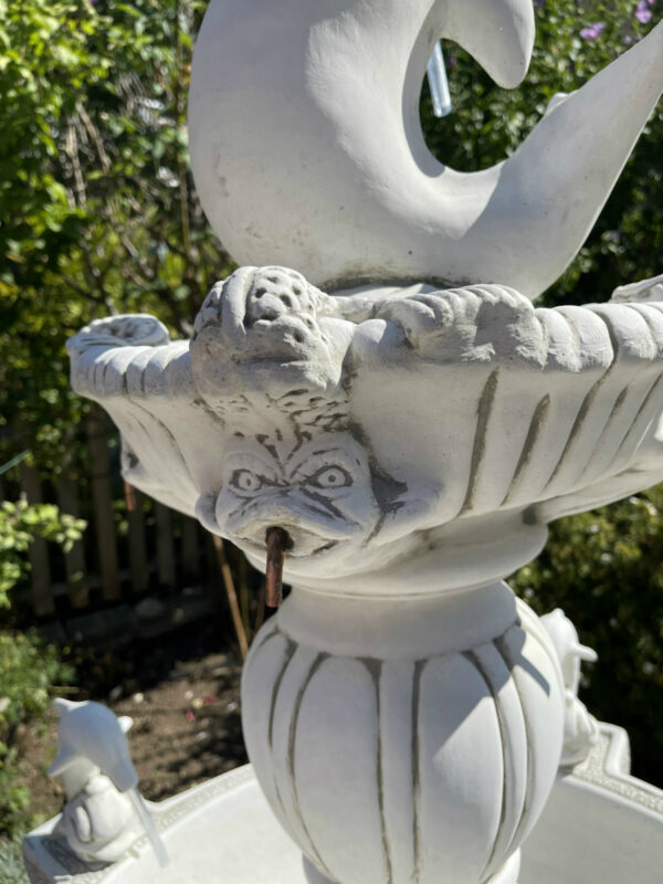 Gartenbrunnen rund aus Beton mit Delphinsujet, 165 cm hoch 12