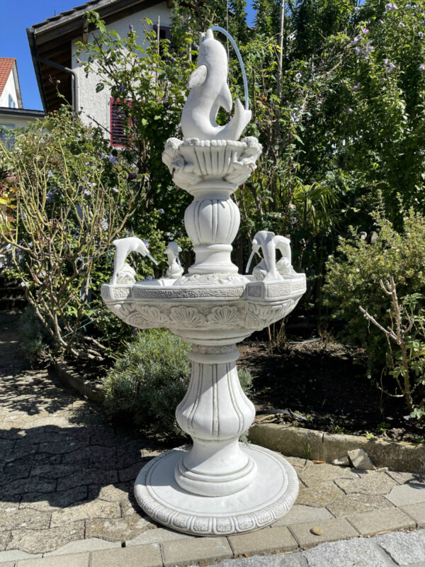 Gartenbrunnen rund aus Beton mit Delphinsujet, 165 cm hoch 2