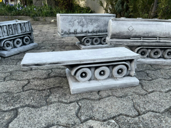 Beton Figur Deko: Pritschenauflieger als Gartendeko 2