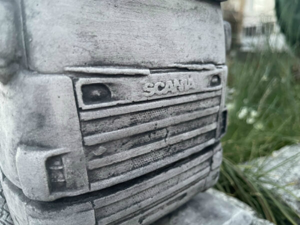 Scania Sattelschlepper Modell aus Beton, Gartendeko 10