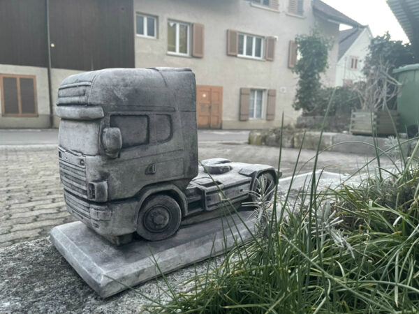 Scania Sattelschlepper Modell aus Beton, Gartendeko 2