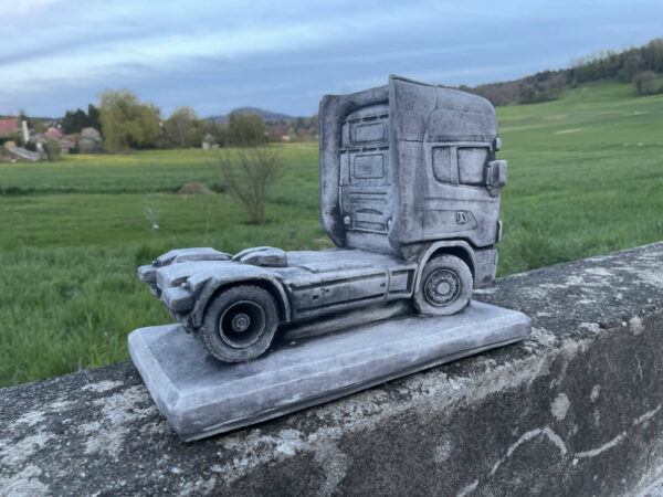 Scania Sattelschlepper Modell aus Beton, Gartendeko 3