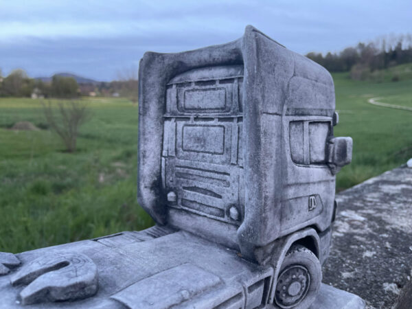 Scania Sattelschlepper Modell aus Beton, Gartendeko 6