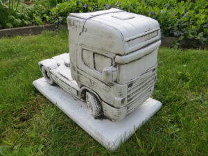 Scania Sattelschlepper Modell aus Beton, Gartendeko