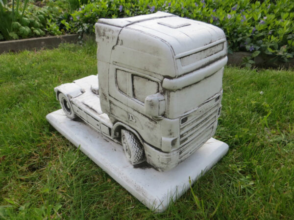 Scania Sattelschlepper Modell aus Beton, Gartendeko