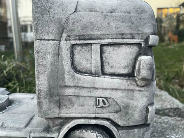 Scania Sattelschlepper Modell aus Beton, Gartendeko 8