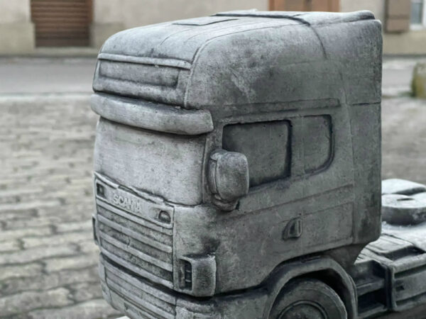 Scania Sattelschlepper Modell aus Beton, Gartendeko 7