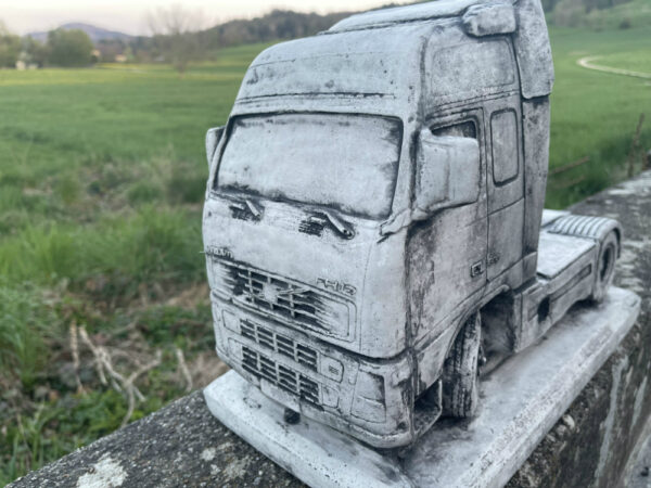 Volvo Lastwagen Modell aus Beton, Zugmaschine für Gartendeko 3