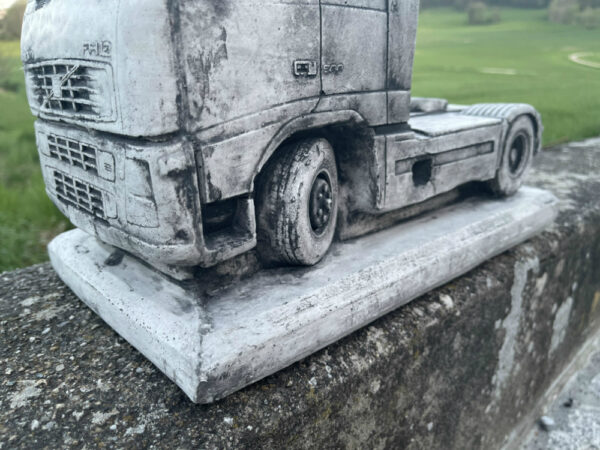 Volvo Lastwagen Modell aus Beton, Zugmaschine für Gartendeko 10