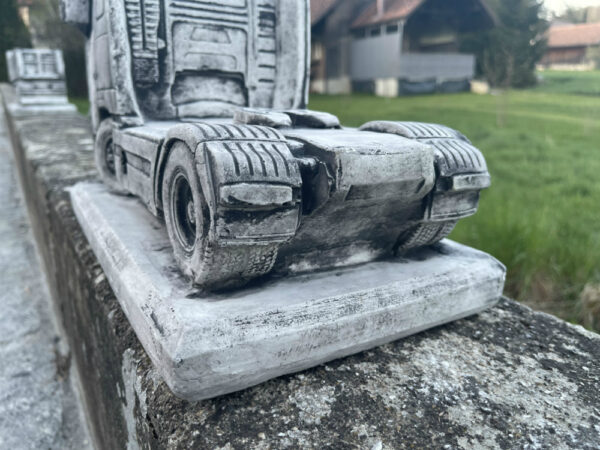Volvo Lastwagen Modell aus Beton, Zugmaschine für Gartendeko 7