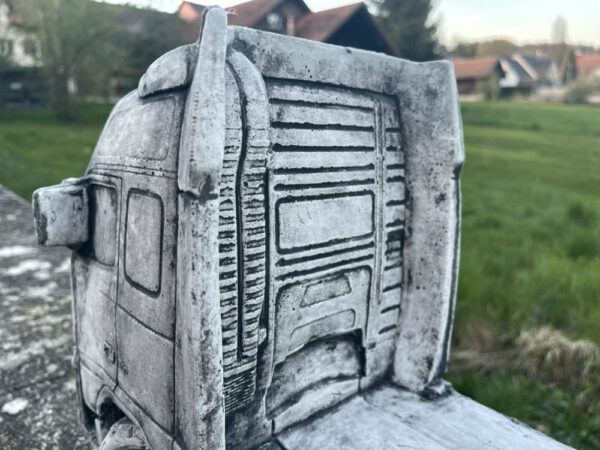 Volvo Lastwagen Modell aus Beton, Zugmaschine für Gartendeko 5