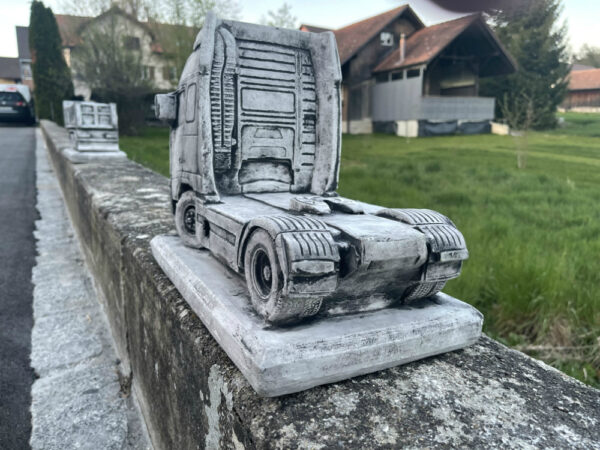 Volvo Lastwagen Modell aus Beton, Zugmaschine für Gartendeko 4