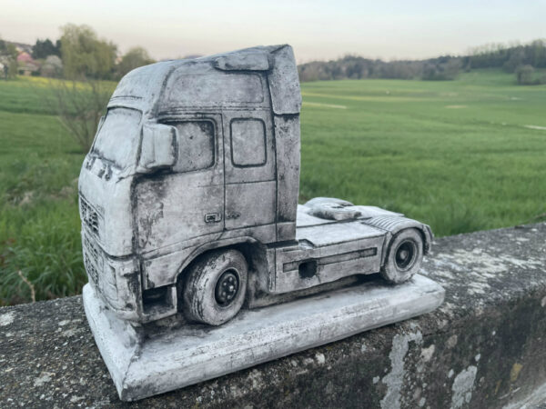 Volvo Lastwagen Modell aus Beton, Zugmaschine für Gartendeko 2