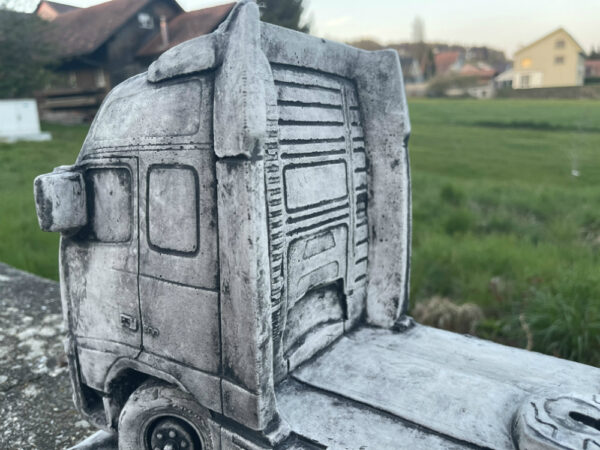 Volvo Lastwagen Modell aus Beton, Zugmaschine für Gartendeko 6