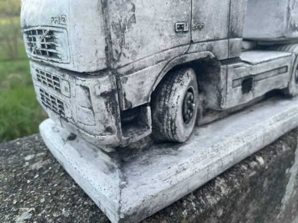 Volvo Lastwagen Modell aus Beton, Zugmaschine für Gartendeko 9