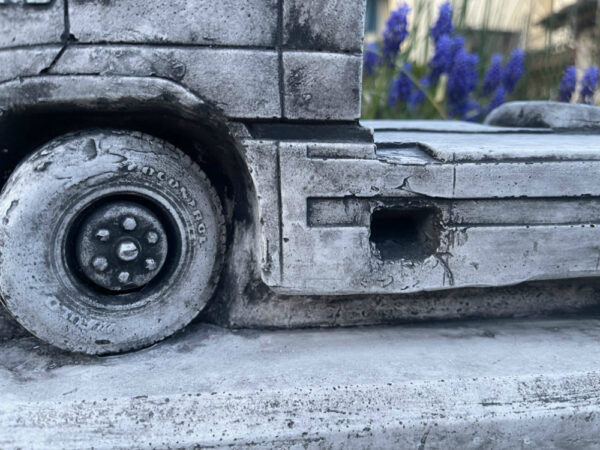 Volvo Lastwagen Modell aus Beton, Zugmaschine für Gartendeko 11
