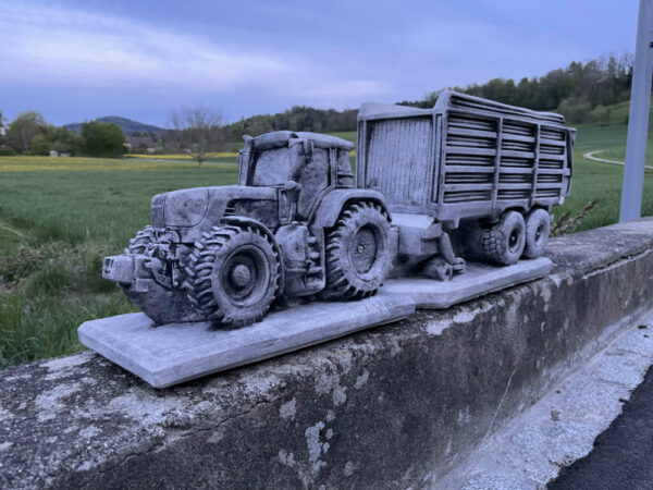Blumentopf Beton gross, Traktor mit Anhänger zum Bepflanzen 2