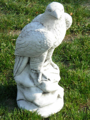 Betonfigur Adler für den Garten, Blick rechts, 58 cm hoch