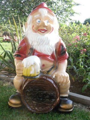 Lustiger Gartenzwerg mit Bierkrug auf Fass, 67 cm hoch