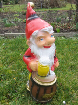 Kleiner Gartenzwerg mit Bier, 43 cm hoch
