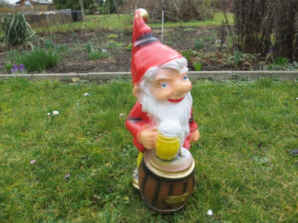 Kleiner Gartenzwerg mit Bier, 43 cm hoch 2