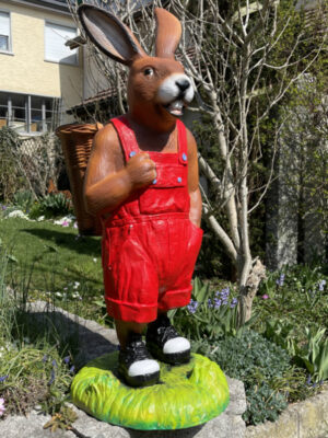 Grosser Osterhase mit leerer Kreze zum füllen, 110 cm hoch