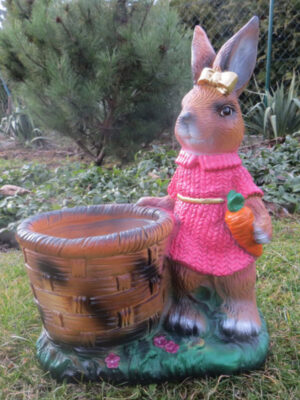 Osterhasen-Mädchen neben einem Eierkorb, 45 cm hoch