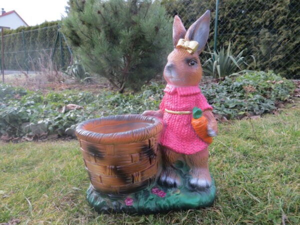 Osterhasen-Mädchen neben einem Eierkorb, 45 cm hoch 2
