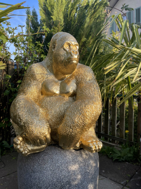 Deko Gorilla Jungtier in Gold, sitzend, 75 cm hoch 2
