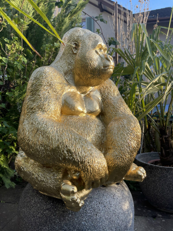 Deko Gorilla Jungtier in Gold, sitzend, 75 cm hoch 3