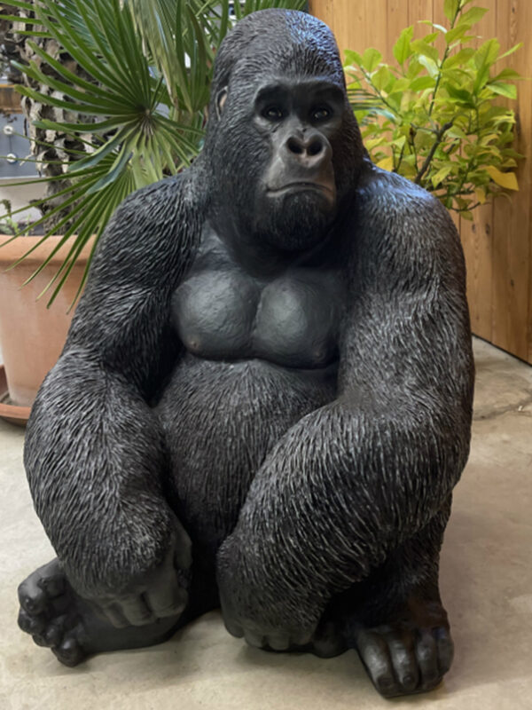 Junger Gorilla, sitzende Dekofigur, 75 cm hoch