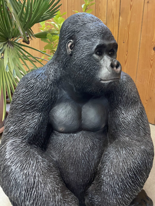 Junger Gorilla, sitzende Dekofigur, 75 cm hoch 2