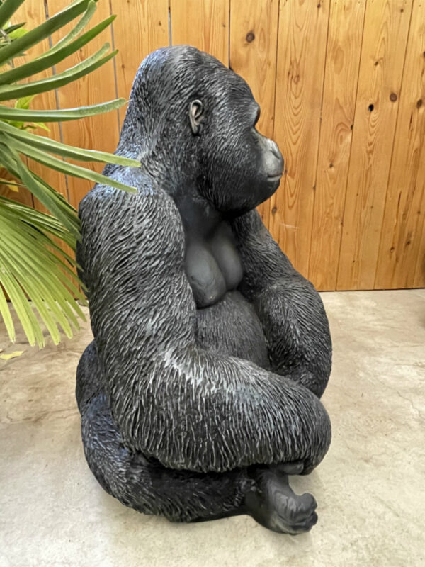 Junger Gorilla, sitzende Dekofigur, 75 cm hoch 4
