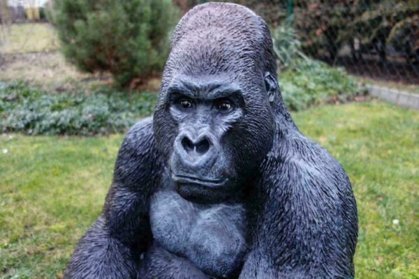 Junger Gorilla, sitzende Dekofigur, 75 cm hoch 9