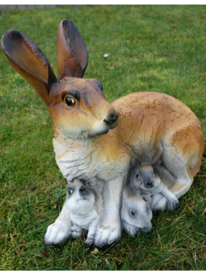Gartenfigur Hasenweibchen mit 3 Jungen, 35 cm hoch