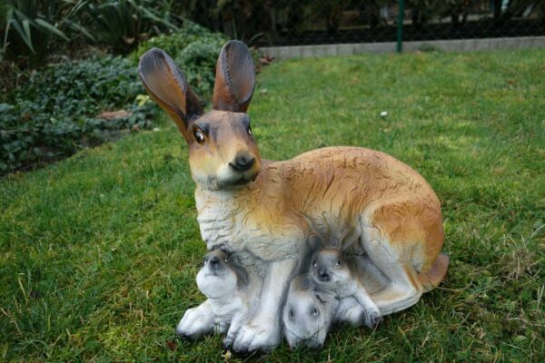 Gartenfigur Hasenweibchen mit 3 Jungen, 35 cm hoch 3