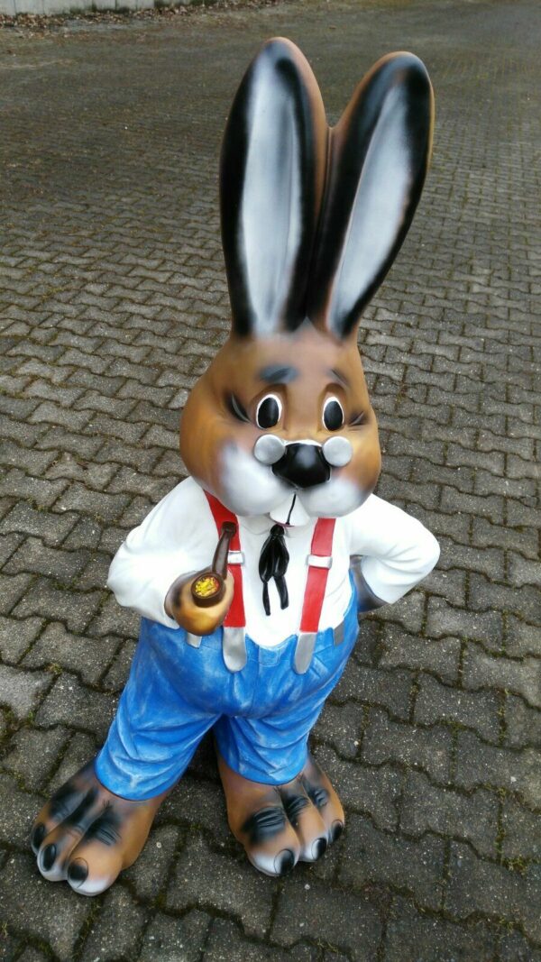 Grosse Hasenfigur mit Pfeife, bekleidet, 135 cm hoch 5
