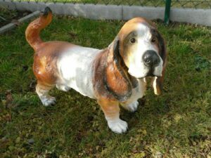 Basset Dekohund für den Garten, 65 cm lang