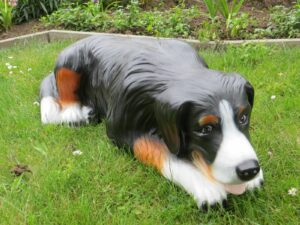 Berner Sennenhund für Gartendeko, liegend, 98 cm lang