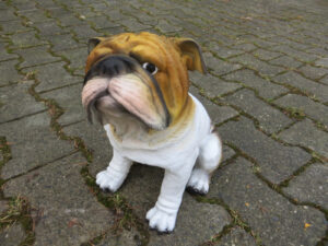 Sitzende Deko Bulldogge für draussen und drinnen, 30 cm hoch