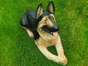 Liegender deutscher Schäferhund als Gartendeko, 90 cm lang