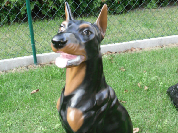 Dobermann Hundefigur Deko, sitzend, 95 cm hoch
