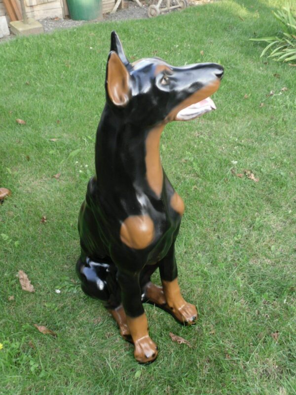 Dobermann Hundefigur Deko, sitzend, 95 cm hoch 3