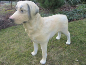 Lebensgrosse Labrador Hundefigur, stehend, 70 cm hoch