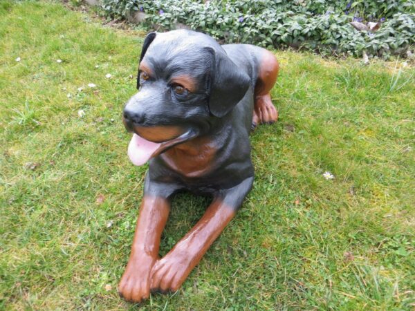 Liegende Deko Rottweilerfigur für Garten und Wohnung, 90 cm lang