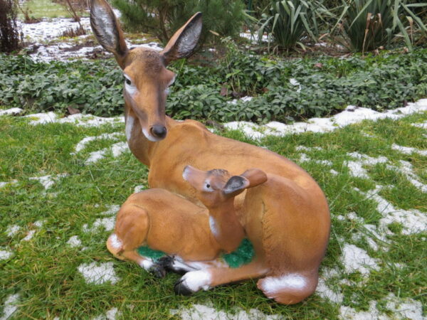 Gartendeko Figur Hirschkuh mit Kalb, 42 cm hoch 2